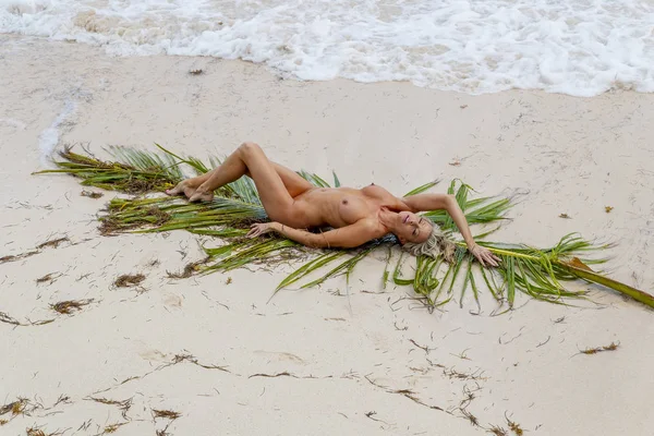 Güneşli bir öğleden sonra Karayip bir sahilde poz çıplak sarışın