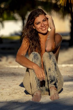 Açık havada okyanus yakın poz güzel İspanyol çıplak esmer manken