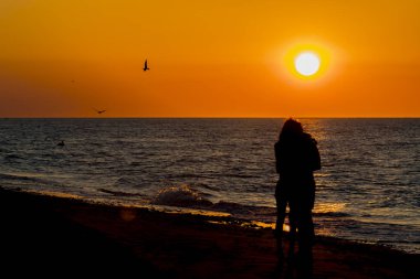 İki arkadaş birbirlerinin zevk açık bir ortamda şirket