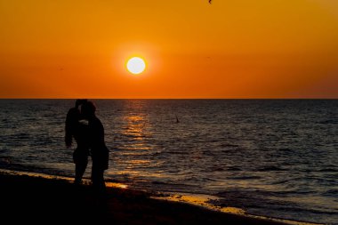 İki arkadaş birbirlerinin zevk açık bir ortamda şirket