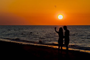 İki arkadaş birbirlerinin zevk açık bir ortamda şirket