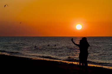 İki arkadaş birbirlerinin zevk açık bir ortamda şirket