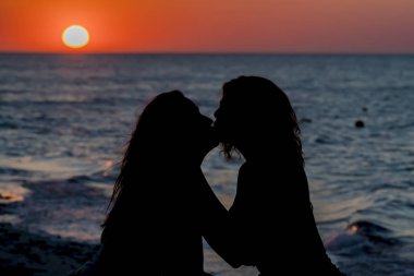 İki arkadaş birbirlerinin zevk açık bir ortamda şirket