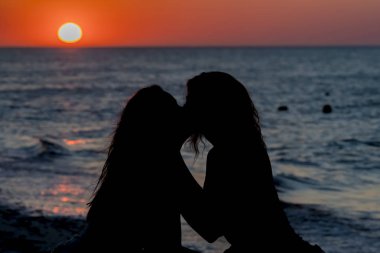 İki arkadaş birbirlerinin zevk açık bir ortamda şirket