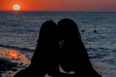 İki arkadaş birbirlerinin zevk açık bir ortamda şirket