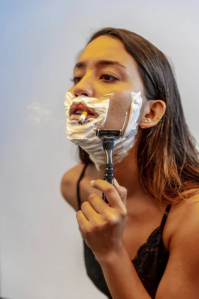 Beautiful Hispanic Brunette Model Shaving While Smoking Cigar — Stock Photo, Image