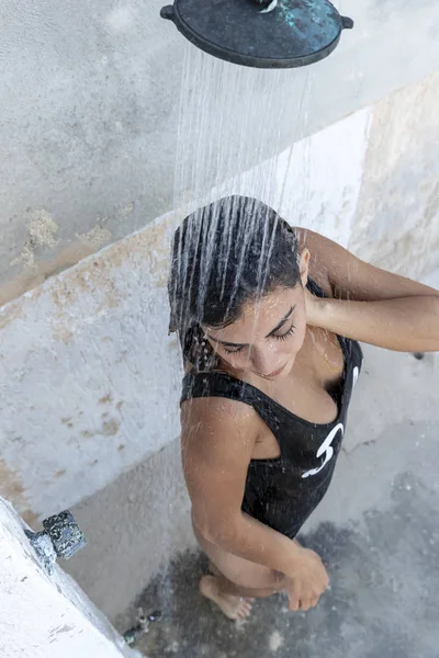 Bir günde açık havada açık bir duş zevk güzel İspanyol ve Latin esmer manken