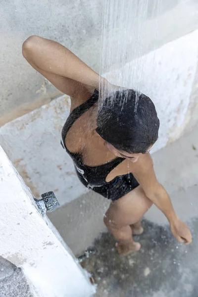 Bir günde açık havada açık bir duş zevk güzel İspanyol ve Latin esmer manken