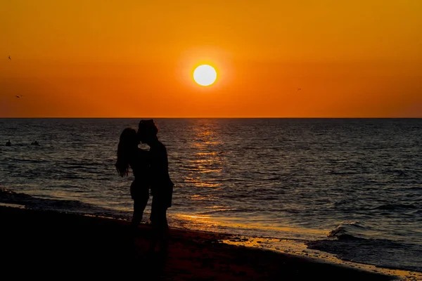 İki arkadaş birbirlerinin zevk açık bir ortamda şirket