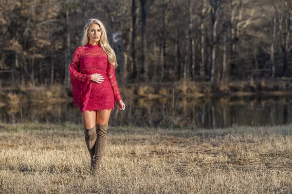 Açık bir ortamda poz güzel sarışın manken