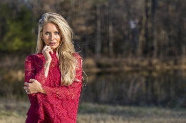 Açık bir ortamda poz güzel sarışın manken