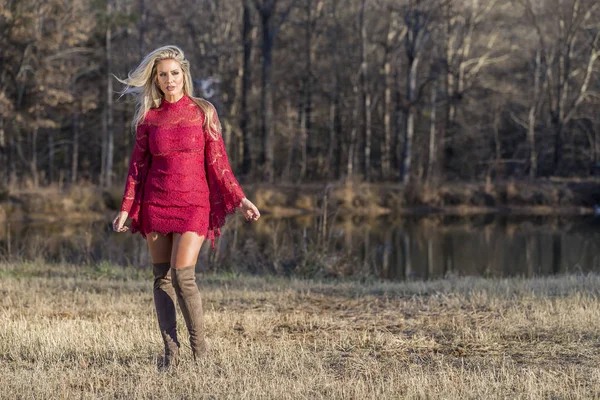 Una Hermosa Modelo Rubia Posando Ambiente Aire Libre — Foto de Stock