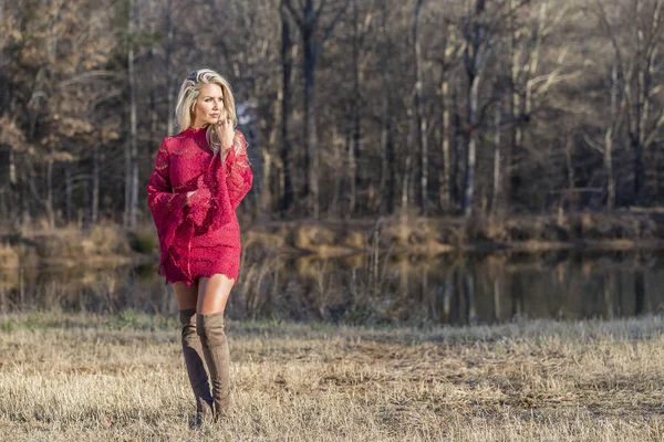 Açık bir ortamda poz güzel sarışın manken