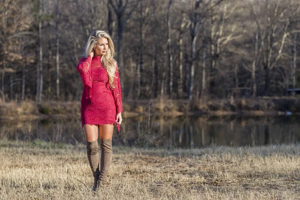 Açık bir ortamda poz güzel sarışın manken