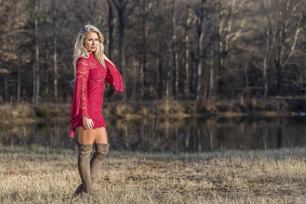 Beautiful Blonde Model Posing Outdoor Environment — Stock Photo, Image
