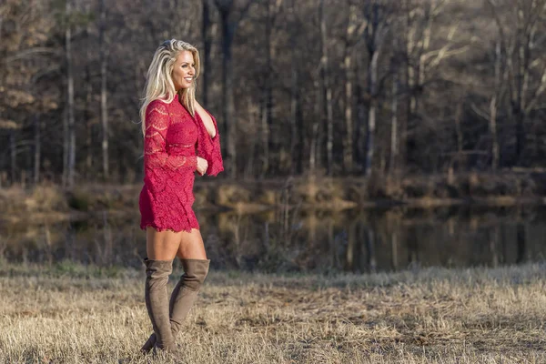 Açık bir ortamda poz güzel sarışın manken