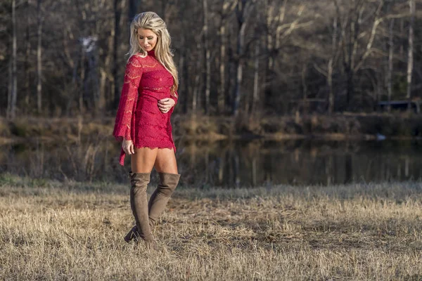 Açık bir ortamda poz güzel sarışın manken