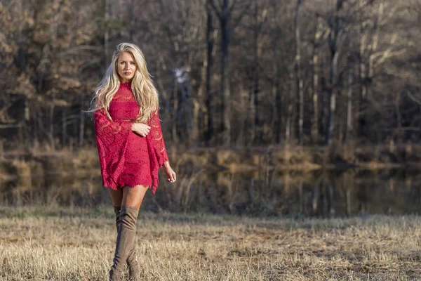 Una Hermosa Modelo Rubia Posando Ambiente Aire Libre — Foto de Stock