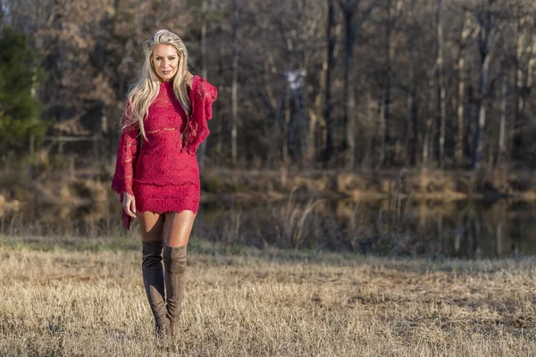 Una Hermosa Modelo Rubia Posando Ambiente Aire Libre — Foto de Stock