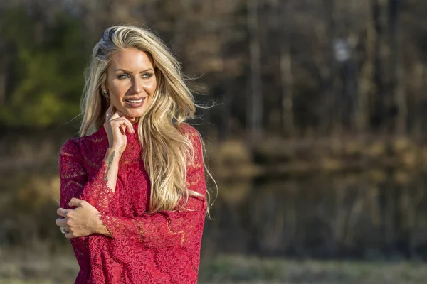 Açık bir ortamda poz güzel sarışın manken