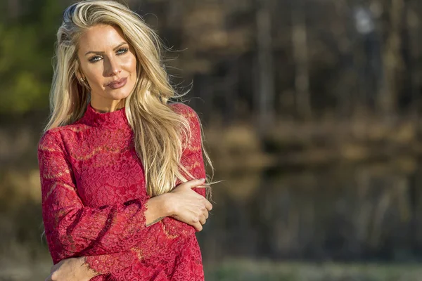 Açık bir ortamda poz güzel sarışın manken