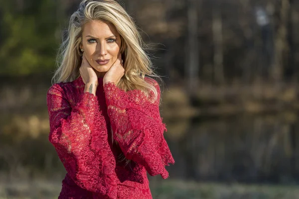 Een Mooie Blonde Model Poseren Een Outdoor Omgeving — Stockfoto