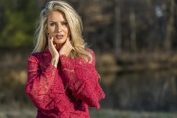 Ein Schönes Blondes Model Posiert Einem Outdoor Umfeld — Stockfoto