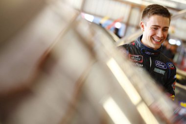 16 Haziran 2018 - Newton, Iowa, ABD: Ty Majeski (60) asmak dışarı Iowa Speedway Newton, Iowa Iowa 250 için uygulamaları sırasında garajında.