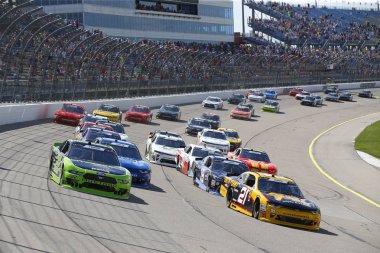 17 Haziran 2018 - Newton, Iowa, ABD: Austin Cindric (22) ve Daniel Hemric (21) yol alan yeşil bayrak Iowa Speedway Iowa 250 Newton, Iowa'da başlatmak için.