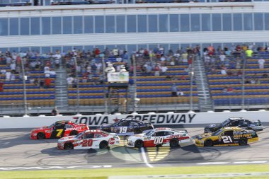17 Haziran 2018 - Newton, Iowa, ABD: Justin Allgaier (7) ve Christopher Bell (20) yol alan bir yeniden başlatma sırasında Iowa Speedway Newton, Iowa Iowa 250.