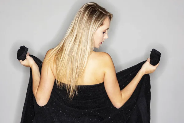 Een Prachtige Blonde Model Poseren Een Badhanddoek Een Studio Omgeving — Stockfoto