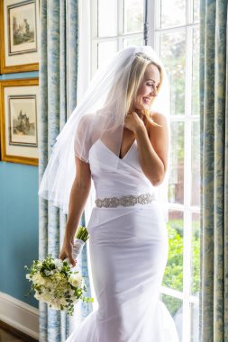 Güzel bir sarışın gelin onun gelin portreler için poz