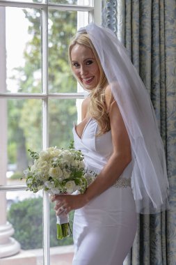 Güzel bir sarışın gelin onun gelin portreler için poz