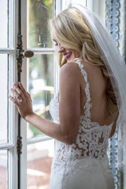 Güzel bir sarışın gelin onun gelin portreler için poz