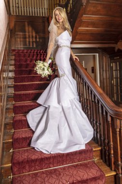 Güzel bir sarışın gelin onun gelin portreler için poz