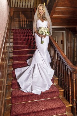 Güzel bir sarışın gelin onun gelin portreler için poz