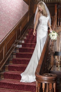 Güzel bir sarışın gelin onun gelin portreler için poz