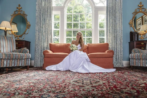 Beautiful Blonde Bride Posing Her Bridal Portraits — Stock Photo, Image