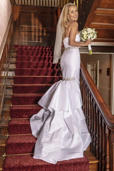 Güzel bir sarışın gelin onun gelin portreler için poz