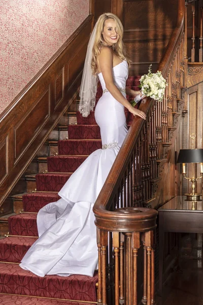 Güzel bir sarışın gelin onun gelin portreler için poz