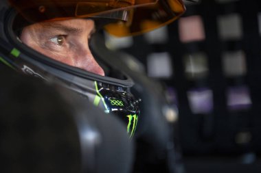 22 Haziran 2018 - Sonoma, California, ABD: Kurt Busch (41) alır Toyota/kaydet Mart 350 Sonoma Raceway Sonoma, California, pratik için parça almaya hazır .