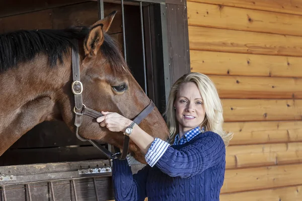 Een Mooie Blonde Paard Trainer Heeft Neiging Haar Paarden Een — Stockfoto