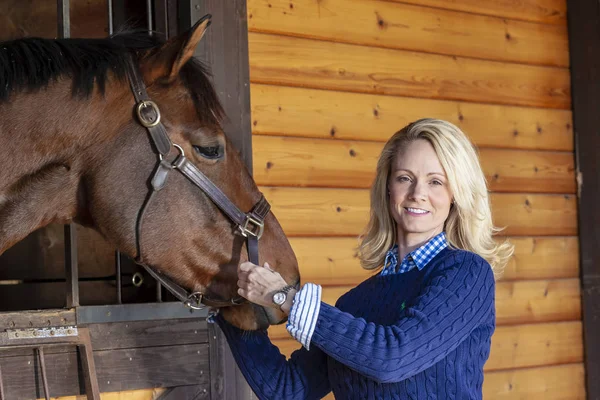 Een Mooie Blonde Paard Trainer Heeft Neiging Haar Paarden Een — Stockfoto