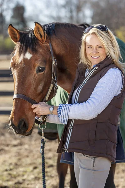 Een Mooie Blonde Paard Trainer Heeft Neiging Haar Paarden Een — Stockfoto