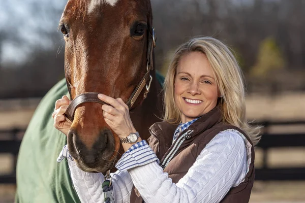 Een Mooie Blonde Paard Trainer Heeft Neiging Haar Paarden Een — Stockfoto