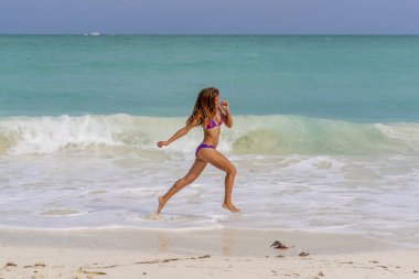 Bir gün sahilde zevk güzel İspanyol ve Latin esmer manken