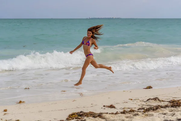 Piękny Model Hiszpanin Brunetka Korzystających Dzień Plaży — Zdjęcie stockowe