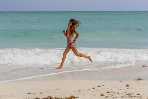 Uma Bela Modelo Morena Hispânica Desfrutando Dia Praia — Fotografia de Stock