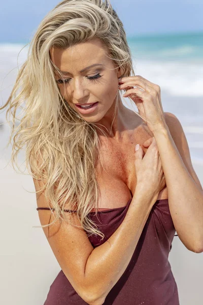 彼女の休暇を楽しんでいるカリブ海の島でポーズ金髪モデル — ストック写真