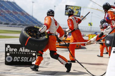 30 Haziran 2018 - Joliet, Illinois, ABD: Bir mola için Overton'ın 300 Chicagoland Speedway Joliet, Illinois, Kyle Larson (42) yapar.